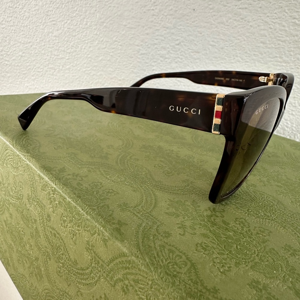 Authentic Gucci Tortoiseshell Frame Sunglasses wi… - image 4